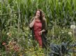 Anne smult van iets uit eigen moestuin.