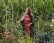 Anne smult van iets uit eigen moestuin.