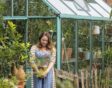 Tuinvrouw Anne staat voor haar kas